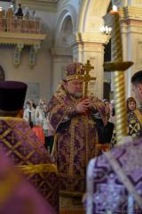 Накануне праздника Воздвижения Креста Господня архиепископ Артемий совершил всенощное бдение в Покровском соборе