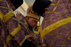 Накануне праздника Воздвижения Креста Господня архиепископ Артемий совершил всенощное бдение в Покровском соборе