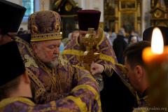 Накануне праздника Воздвижения Креста Господня архиепископ Артемий совершил всенощное бдение в Покровском соборе