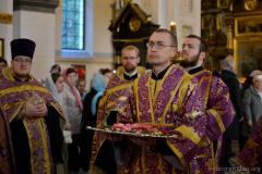 Накануне праздника Воздвижения Креста Господня архиепископ Артемий совершил всенощное бдение в Покровском соборе