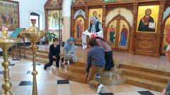 Навучэнцы нядзельнай школы “Анёлкі” павіншавалі парафіян са святам Пакрова Найсвяцейшай Багамаці