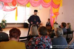 Священник принял участие во встрече в Зельвенском социальном центре