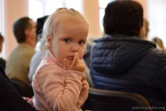 Воспитанники воскресной школы собора поздравили матерей с праздником Покрова Пресвятой Богородицы концертом