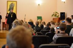 Воспитанники воскресной школы собора поздравили матерей с праздником Покрова Пресвятой Богородицы концертом