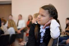 Воспитанники воскресной школы собора поздравили матерей с праздником Покрова Пресвятой Богородицы концертом