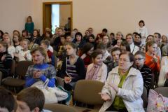 Воспитанники воскресной школы собора поздравили матерей с праздником Покрова Пресвятой Богородицы концертом