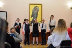 Воспитанники воскресной школы собора поздравили матерей с праздником Покрова Пресвятой Богородицы концертом