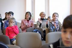 Воспитанники воскресной школы собора поздравили матерей с праздником Покрова Пресвятой Богородицы концертом