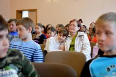 Воспитанники воскресной школы собора поздравили матерей с праздником Покрова Пресвятой Богородицы концертом