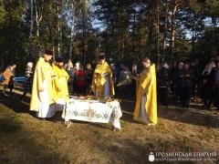 В деревне Галубы установили крест на купол новосооруженного домового храма