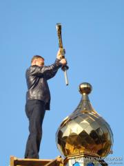 В деревне Галубы установили крест на купол новосооруженного домового храма