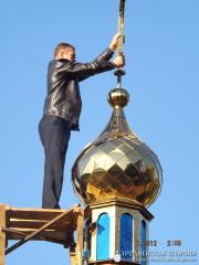 В деревне Галубы установили крест на купол новосооруженного домового храма