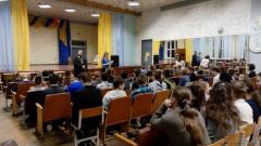 О дружбе и единстве с учащимися школы №8 поговорил клирик Покровского собора