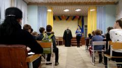 О дружбе и единстве с учащимися школы №8 поговорил клирик Покровского собора