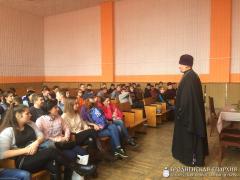 Настоятель храма поселка Берестовица встретился с учащимися сельскохозяйственного лицея