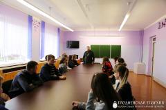 Благочинный Зельвенского округа провел беседу с учащимися средней школы поселка