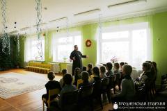 Настоятель храма поселка Зельва провел беседу с учащимися Бородичской начальной школы-сада