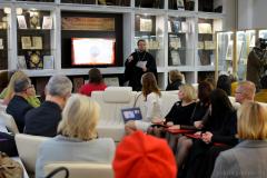 На открытии выставки «Мудрость обретаем от словес книжных» настоятель Покровского собора представил раритетные издания