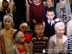 Учащиеся воскресной школы храма архистратига Михаила города Скиделя поздравили прихожан с Рождеством