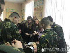 В день Рождества Христова настоятель и молодежный хор прихода поселка Берестовица посетили заставу №9