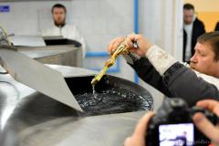 Клирик Покровского собора совершил чин великого освящения воды в цеху розлива минеральной воды в деревне Поречье