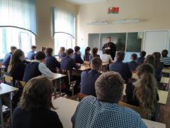 О здоровом образе жизни с учащимися школы №13 побеседовал клирик Покровского собора