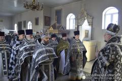 Архиепископ Артемий совершил Литургию Преждеосвященных Даров в храме Архистратига Михаила города Скидель