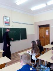 Священник провел беседу с учащимися школы №1 города Скидель Священник провел беседу с учащимися школы №1 города Скидель