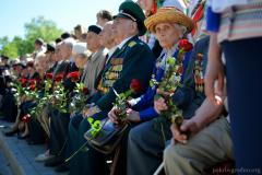 Сад мира «Сирень Победы» у стен древней Коложской церкви пополнился новыми «пасхалиями»