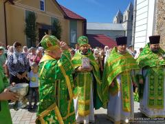 В день Святого Духа архиепископ Артемий совершил литургию в храме агрогородка Озеры В день Святого Духа архиепископ Артемий совершил литургию в храме агрогородка Озеры