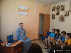 Священник провел несколько встреч с воспитанниками детского туристического лагеря Священник провел несколько встреч с воспитанниками детского туристического лагеря