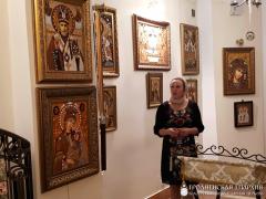 В храме святителя Луки прошла выставка икон из янтаря гродненских мастеров Вероники и Сергея Бижако