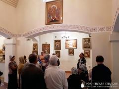 В храме святителя Луки прошла выставка икон из янтаря гродненских мастеров Вероники и Сергея Бижако