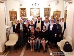 В храме святителя Луки прошла выставка икон из янтаря гродненских мастеров Вероники и Сергея Бижако