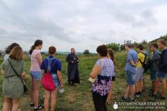 Благочинный Зельвенского округа провел беседу с участниками археологического лагеря Благочинный Зельвенского округа провел беседу с участниками археологического лагеря