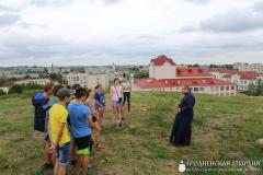 Благочинный Зельвенского округа провел беседу с участниками археологического лагеря Благочинный Зельвенского округа провел беседу с участниками археологического лагеря