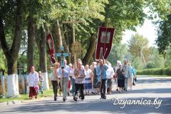 З паклонам і шанаваннем прыходзяць людзі да Ракавіцкай іконы Божай Маці З паклонам і шанаваннем прыходзяць людзі да Ракавіцкай іконы Божай Маці