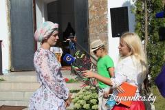 З паклонам і шанаваннем прыходзяць людзі да Ракавіцкай іконы Божай Маці З паклонам і шанаваннем прыходзяць людзі да Ракавіцкай іконы Божай Маці