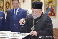 Архиепископ Артемий осуществил спецгашение марки с изображением Коложи Архиепископ Артемий осуществил спецгашение марки с изображением Коложи