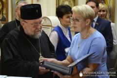 Архиепископ Артемий осуществил спецгашение марки с изображением Коложи Архиепископ Артемий осуществил спецгашение марки с изображением Коложи