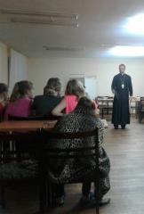 Священник провел беседу со студентами семейного клуба медицинского колледжа г. Гродно