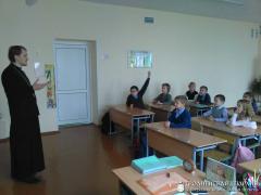 Настоятель прихода поселка Сопоцкин встретился с детьми Ратичской средней школы