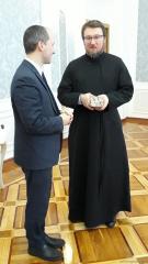 Факсімільнае выданне першага ў свеце “Буквара” перадалі ў дар бібліятэцы Пакроўскага сабора