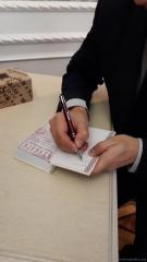 Факсімільнае выданне першага ў свеце “Буквара” перадалі ў дар бібліятэцы Пакроўскага сабора