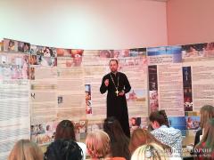 На педагогическом факультете Гродненского государственного университета состоялась беседа по выставке «Смысл жизни»