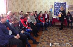 Встреча пожилых людей со священником в Росском Доме культуры