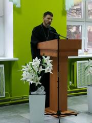 Клирик Покровского собора выступил на родительских собраниях в школе №2