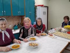 Сестричество Покровского собора поздравило прихожан с праздником 40 мучеников Севастийских традиционными "жаворонками"