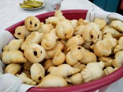 Сестричество Покровского собора поздравило прихожан с праздником 40 мучеников Севастийских традиционными "жаворонками"