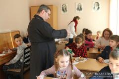 На приходе поселка Зельва прошел «сладкий стол» для участников детского церковного хора